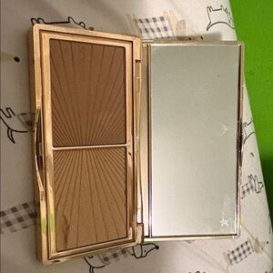 MINI FILMSTAR BRONZE AND GLOW
Light skin tones,